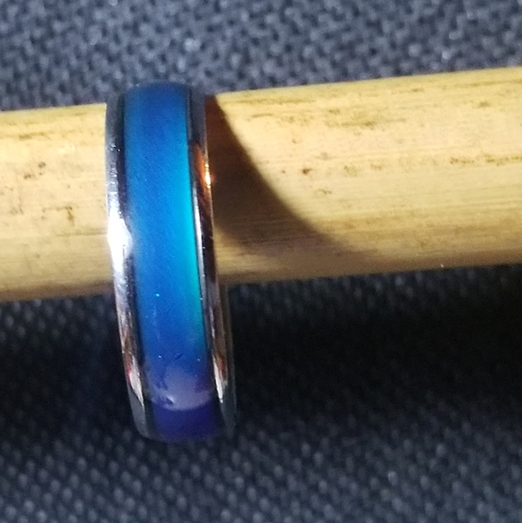 Beautiful Mood Rings with 12 Changing Colors (Sizes #6-11) - Picture 5 of 10